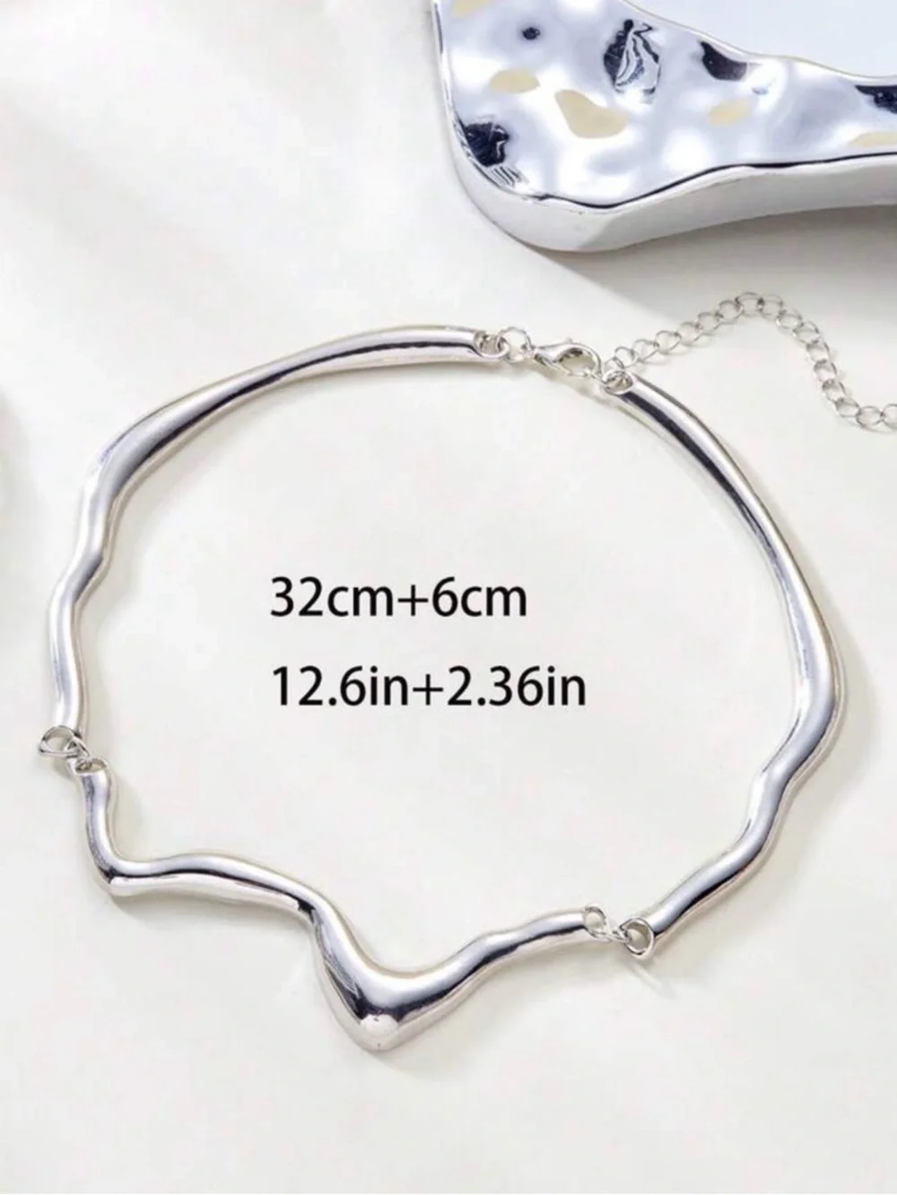 Silver Sculpted V-Shaped Choker Necklace - Women Jewelry - Picture 4 of 4